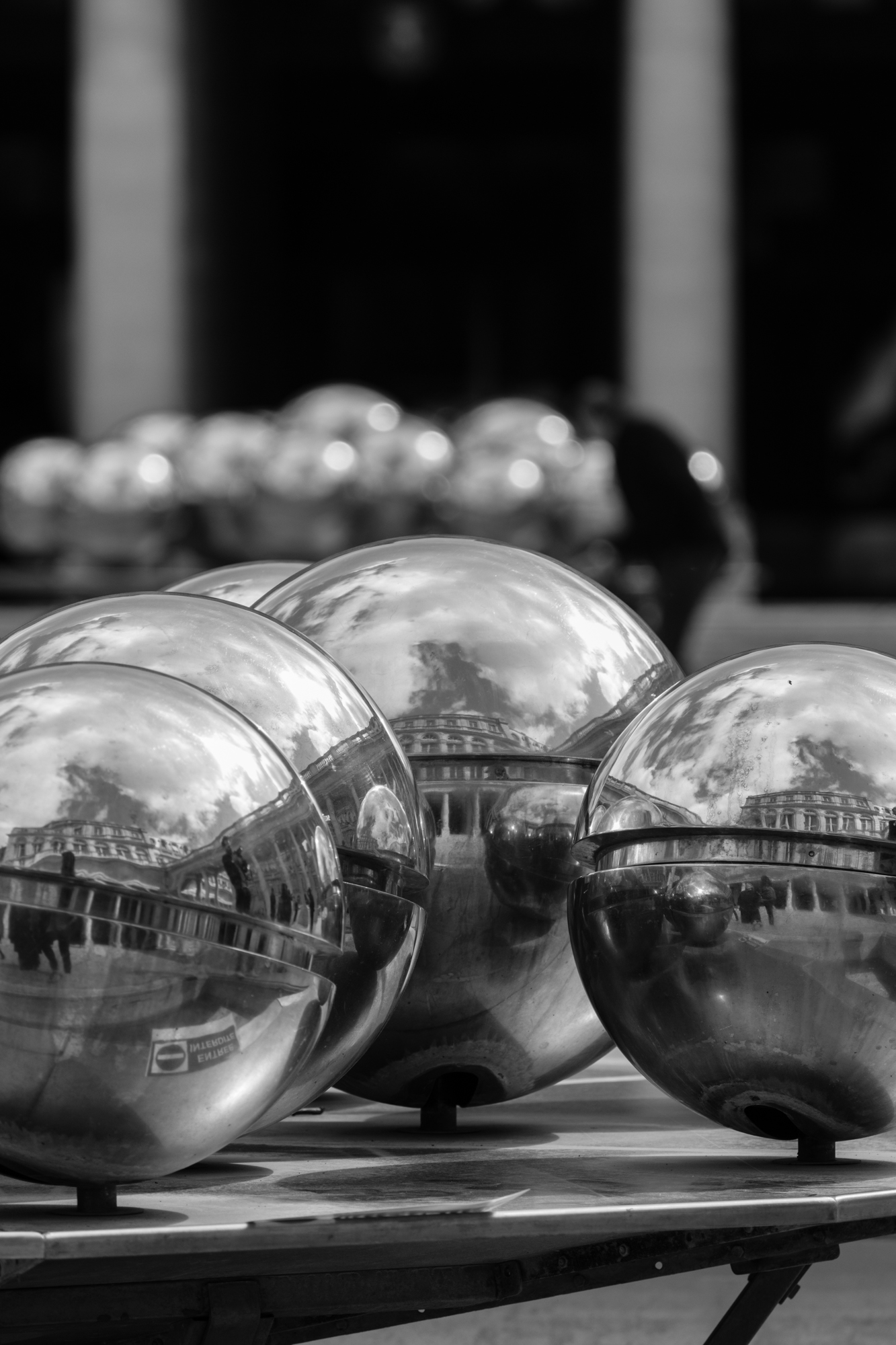 Sculpture de sphères au Palais-Royal de Pol Bury
