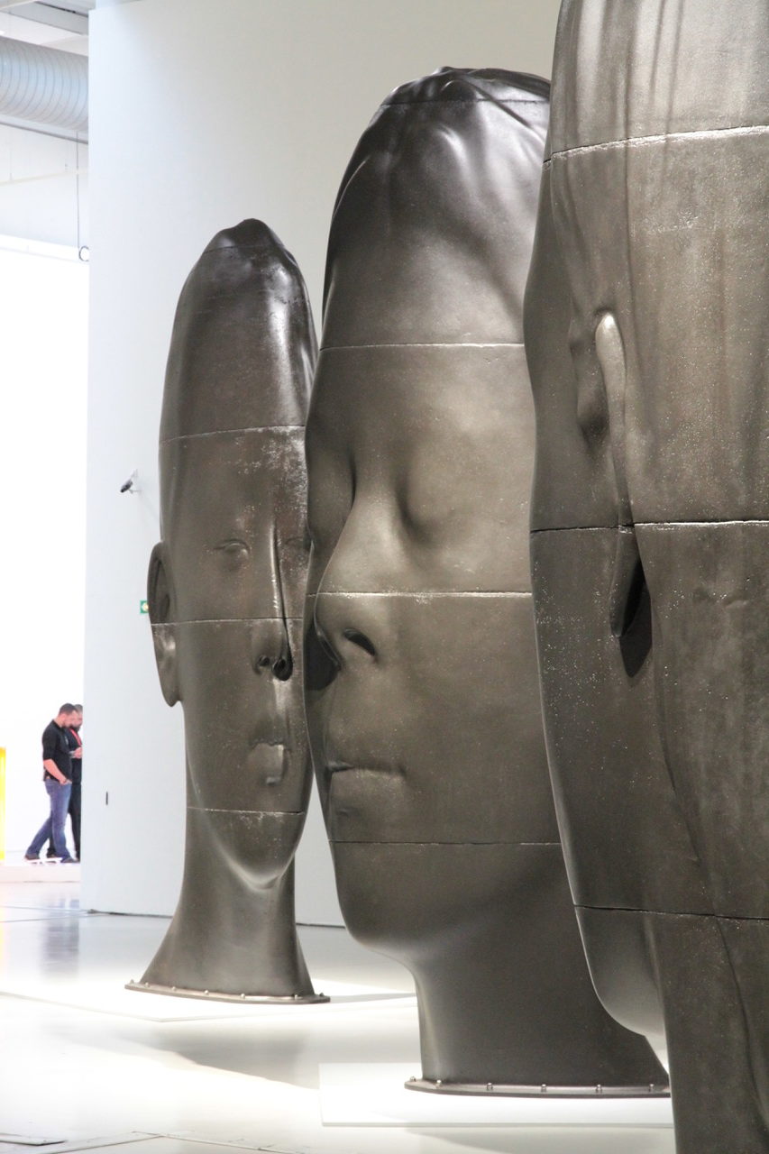 Sculpture de Jaume Plensa - "Les visages de la mémoire"