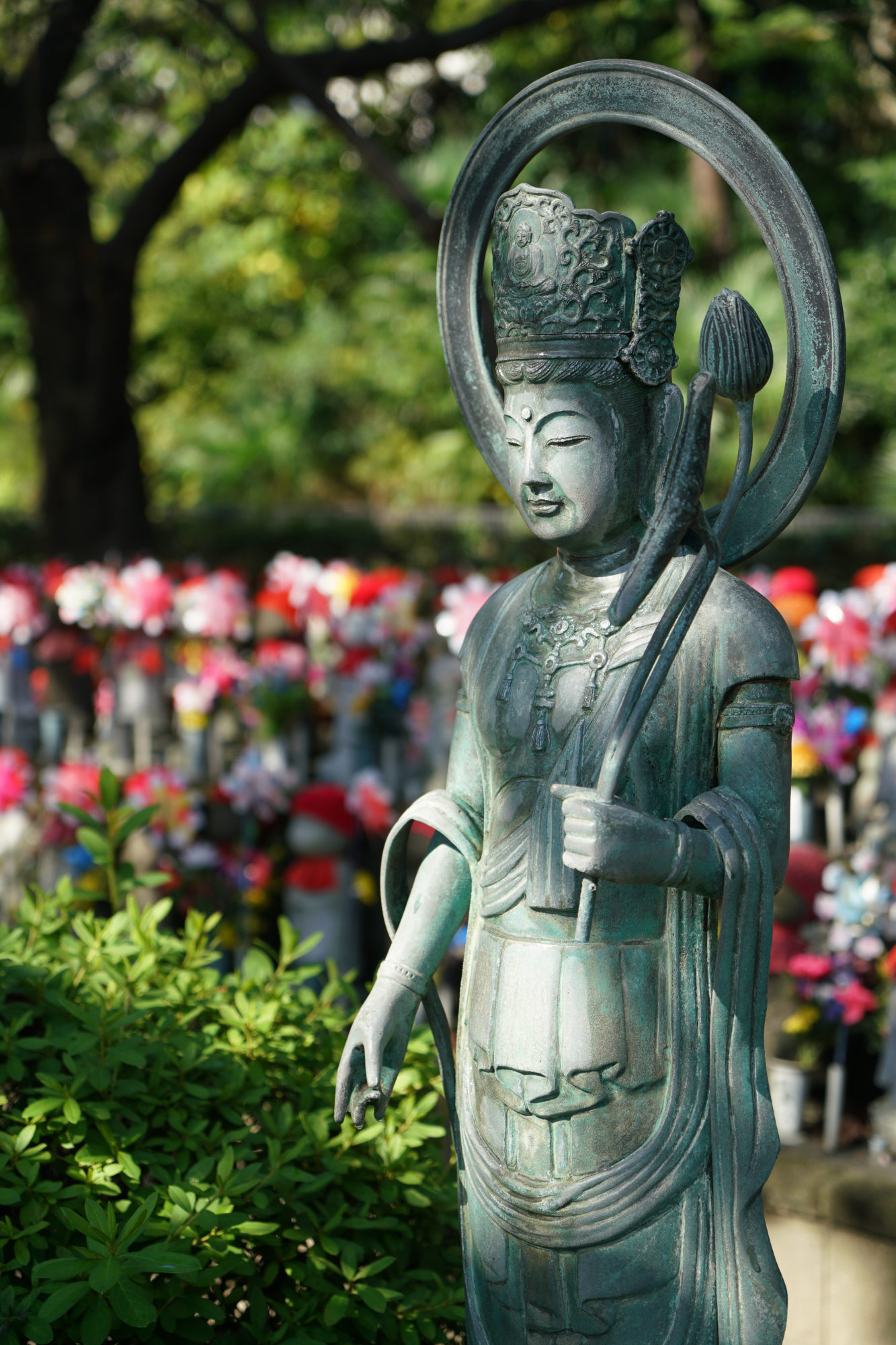 Divinité devant les Statues de Jizo au parc de Shiba à Tokyo