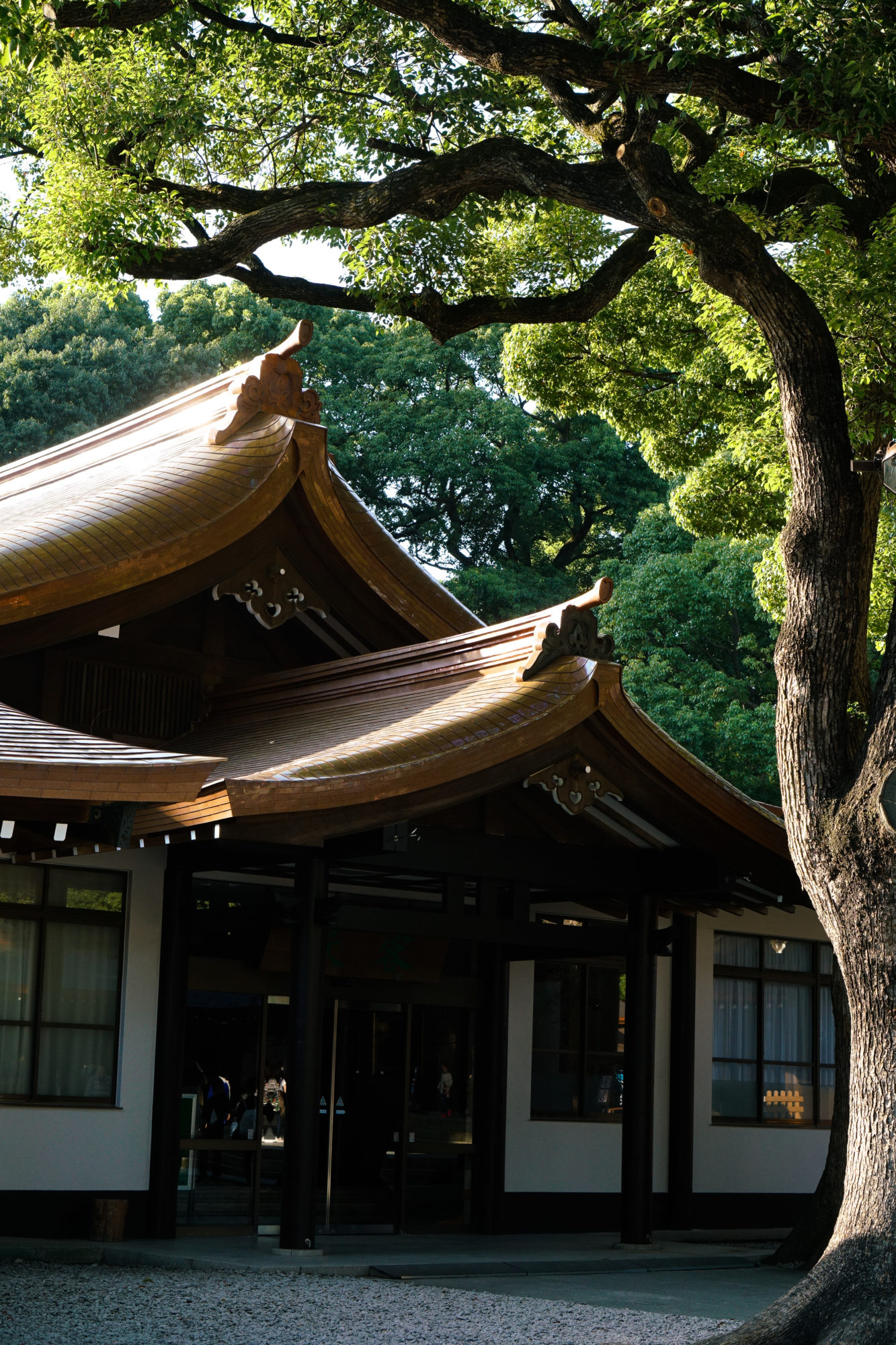 Un bâtiment dans le jardin du Sanctuaire Meiji à Tokyo